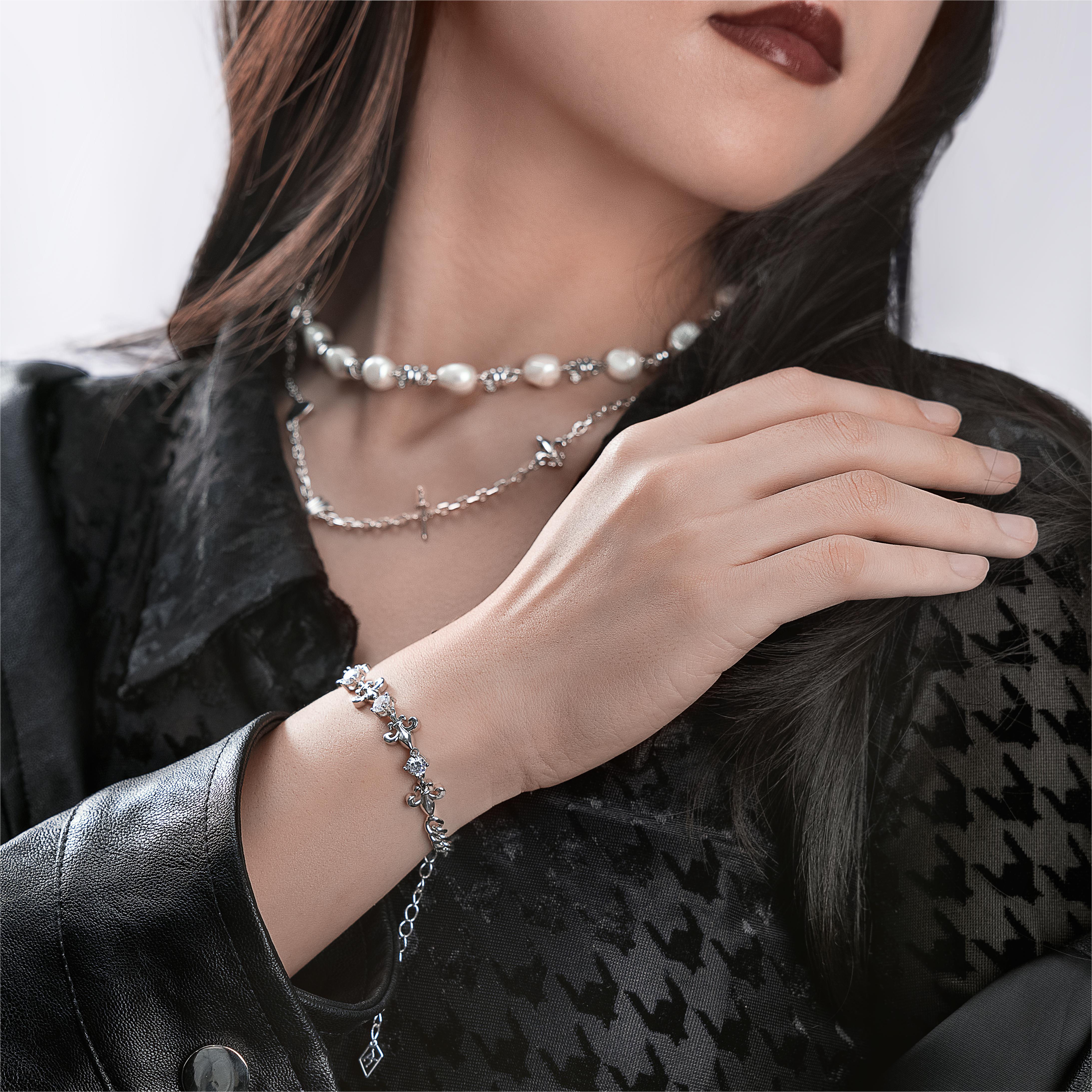 18" Barbed Wire Pearl Mix Chain - Image 4